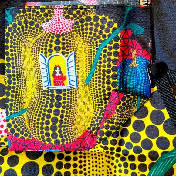YAYOI KUSAMA LARGE COLORFUL SHOPPER BAG: GIRL LOOKING OUT OF PUMPKIN WINDOW - Picture 7 of 10